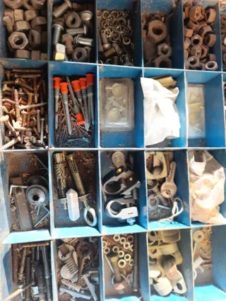 Caja de herramientas con tornillos, tuercas y más