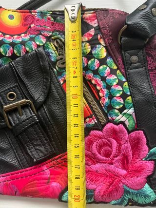 Bolso desigual muy cuidado
