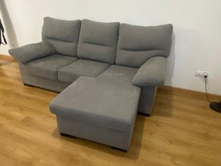 Sofá gris con chaiselongue