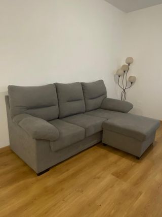 Sofá gris con chaiselongue