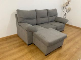 Sofá gris con chaiselongue