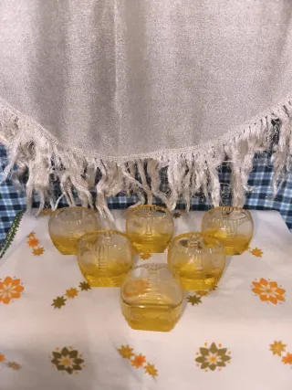 Juego de 6 vasos de licor amarillos