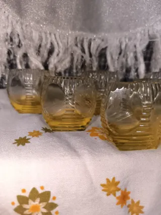 Juego de 6 vasos de licor amarillos