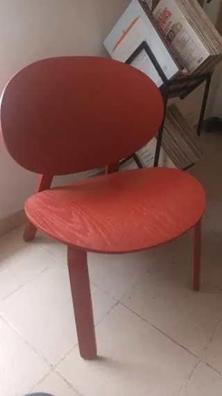 Butaca roja de madera