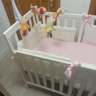 Cuna de bebé blanca con peluches, fundas protector