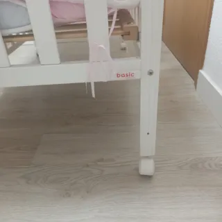 Cuna de bebé blanca con peluches, fundas protector