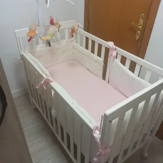 Cuna de bebé blanca con peluches, fundas protector