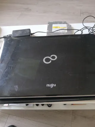 Portátil Fujitsu Negro