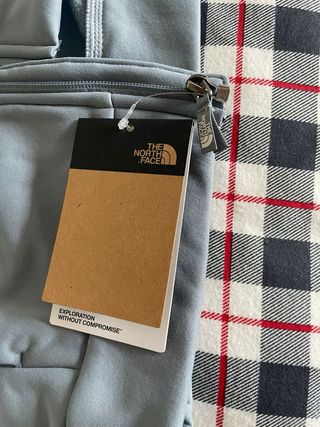 Chaqueta The North Face gris y negra.
