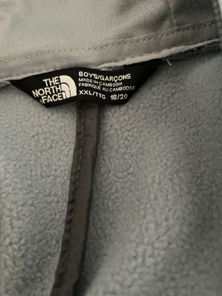 Chaqueta The North Face gris y negra.