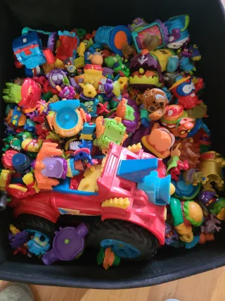 Lote Juguetes SuperThings hay como 200 muniecos
