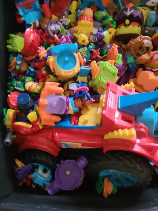 Lote Juguetes SuperThings hay como 200 muniecos
