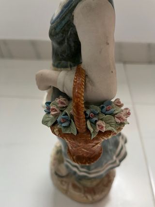 Figura de porcelana mujer con cesta