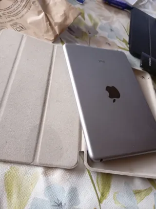 iPad Mini 4 16GB Negro + Funda Beige