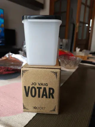 Urna blanca con tapa negra 2x2'50€