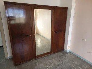 Armario antiguo de madera con espejo