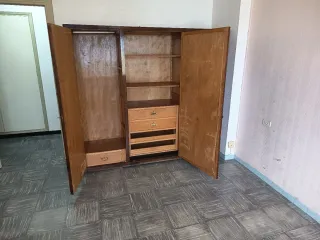 Armario antiguo de madera con espejo