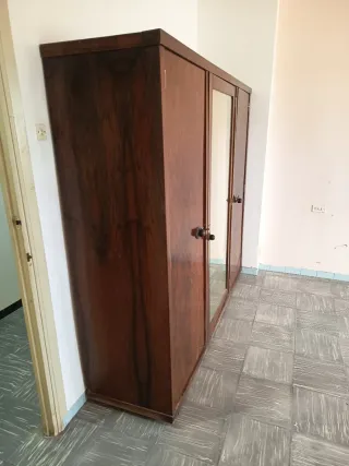Armario antiguo de madera con espejo