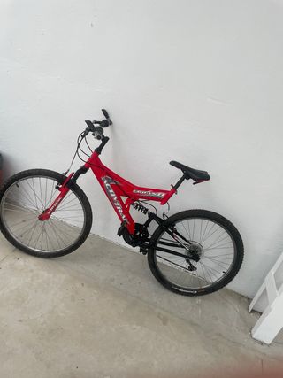 Bicicleta de montaña roja