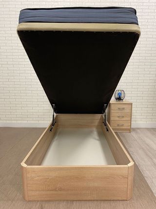 Canapé con arcón abatible a estrenar.