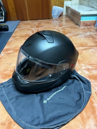 Casco de moto Scorpion negro