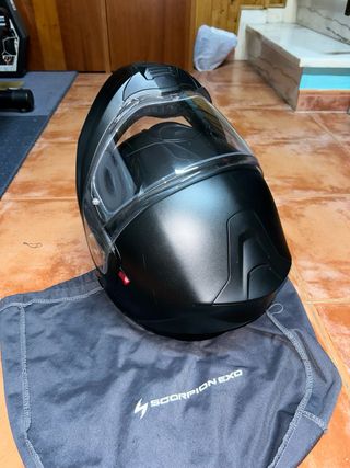 Casco de moto Scorpion negro