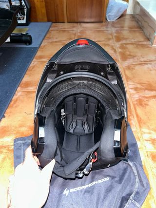 Casco de moto Scorpion negro