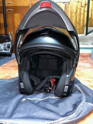 Casco de moto Scorpion negro