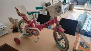 Bicicleta infantil rosa con ruedas de apoyo