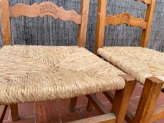 Dos sillas rústicas de madera y enea