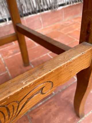 Dos sillas rústicas de madera y enea