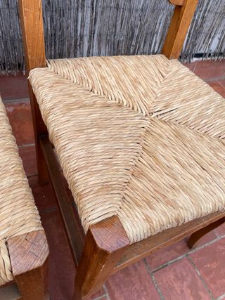 Dos sillas rústicas de madera y enea