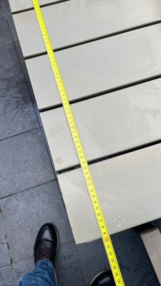 Mesa de terraza gris con 4 sillas