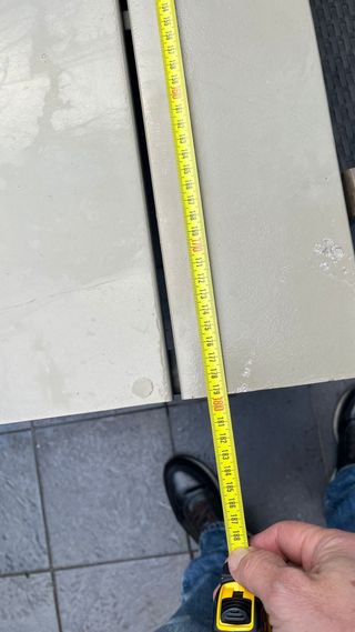 Mesa de terraza gris con 4 sillas