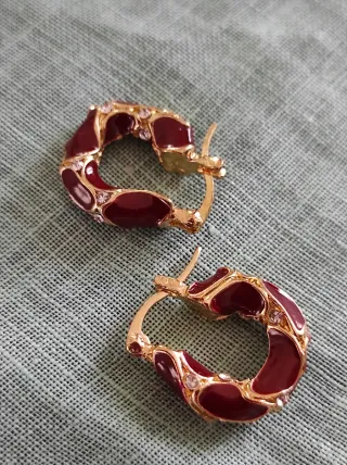 Orecchini a cerchio oro e borgogna con zirconi.