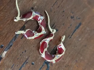 Orecchini a cerchio oro e borgogna con zirconi.