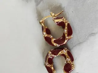 Orecchini a cerchio oro e borgogna con zirconi.