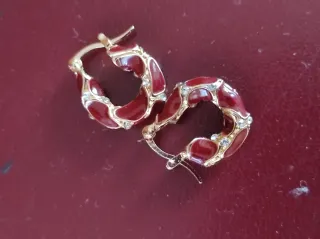 Orecchini a cerchio oro e borgogna con zirconi.