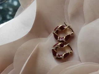 Orecchini a cerchio oro e borgogna con zirconi.