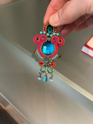 Pendientes largos con piedras