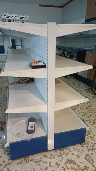 Estantería metálica blanca y azul
