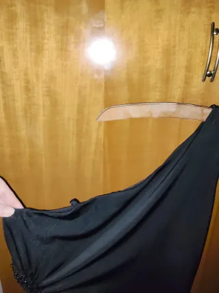 Vestido de fiesta negro con pedrería