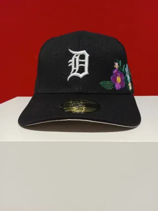 Gorra New Era 59Fifty Negra Flores Talla 7.1/4