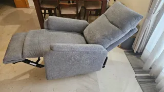 Comoda reclinable eléctrica gris.