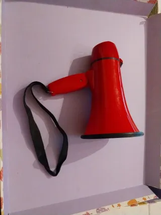 Megáfono rojo con correa