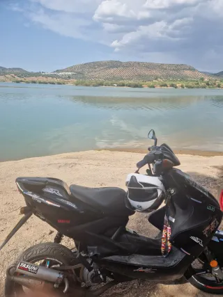 Yamaha Aerox Negra la cambio x coche sin carnet