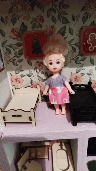 Casa de muñecas con muebles