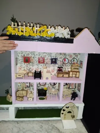 Casa de muñecas con muebles