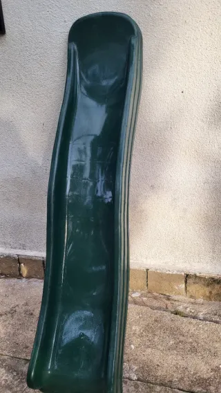 Tobogán verde para jardín