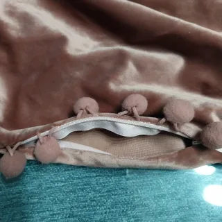 Funda cojín rosa con pompones